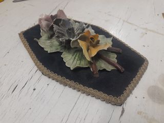 Decorazione floreale in ceramica