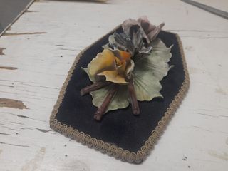 Decorazione floreale in ceramica