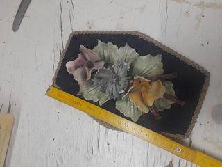 Decorazione floreale in ceramica