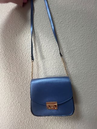 Bolso azul con cadena dorada