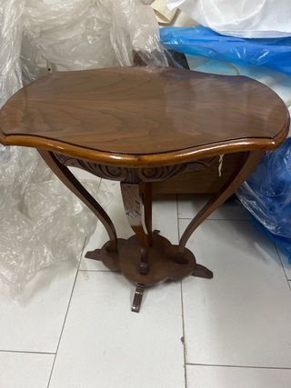 Mesa de madera antigua tallada y restaurada