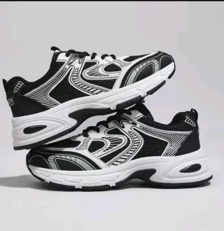 Zapatillas deportivas negras y blancas