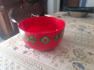 Contenitore rosso vintage con fiori