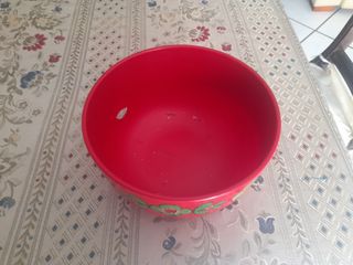 Contenitore rosso vintage con fiori