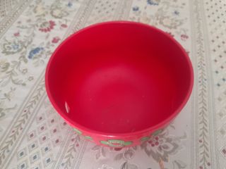 Contenitore rosso vintage con fiori