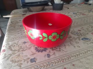 Contenitore rosso vintage con fiori