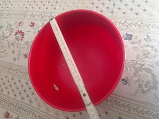 Contenitore rosso vintage con fiori