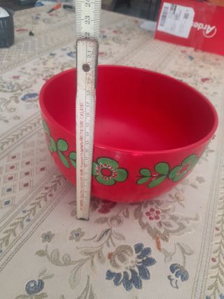 Contenitore rosso vintage con fiori