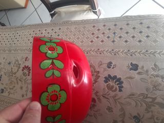 Contenitore rosso vintage con fiori