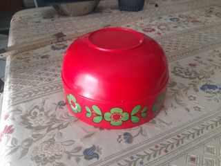 Contenitore rosso vintage con fiori