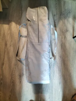 Cuna de viaje plegable. Plástico y metal