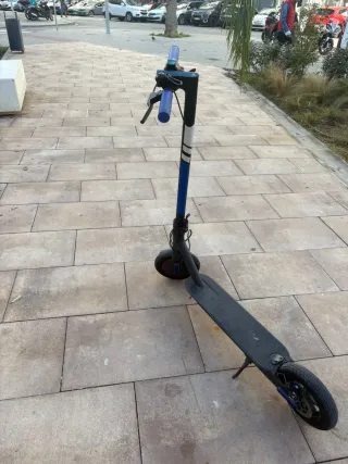 Patinete Eléctrico Azul y Negro