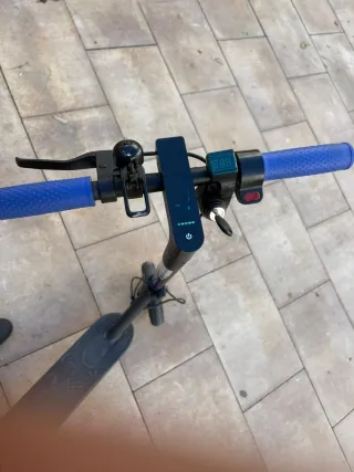 Patinete Eléctrico Azul y Negro