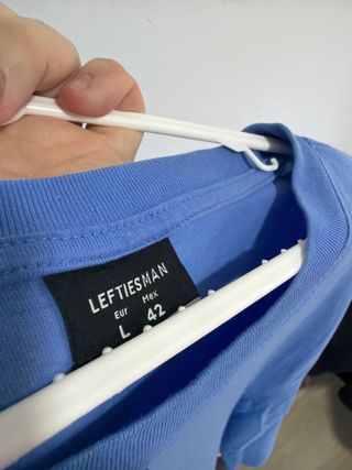 Camiseta azul con palmera bordada