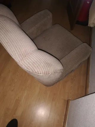 Sofá de tela marrón esta en buen estado