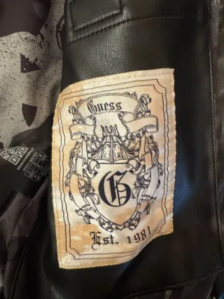 Cazadora Guess Negra