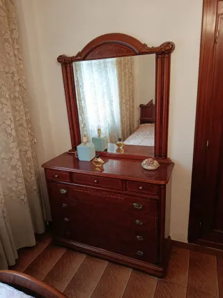 Sillón tapizado rosa y madera