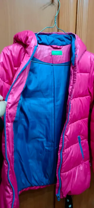 Chaqueta acolchada rosa con cremallera azul