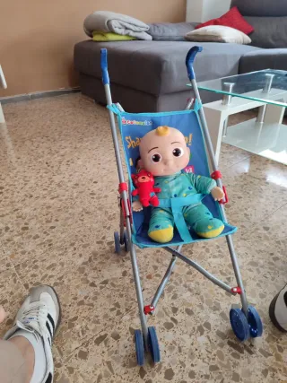 Muñeco Cocomelon con carro y peluche