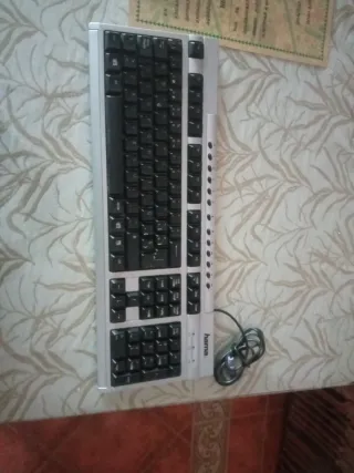 Teclado Hama con cable plateado y negro
