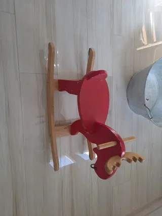 Caballito balancín rojo de madera