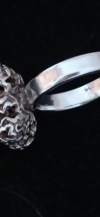 Anillo de plata con calados.