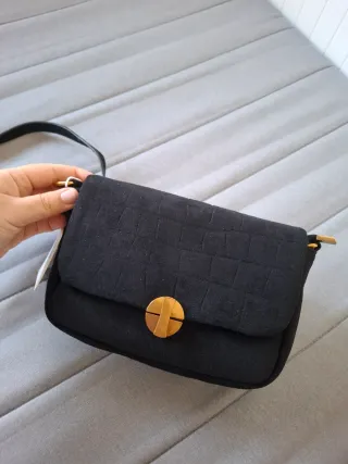 Bandolera antelina negra con cadena dorada