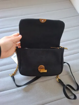 Bandolera antelina negra con cadena dorada