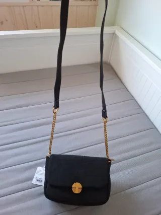 Bandolera antelina negra con cadena dorada