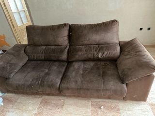 Sofá reclinable de piel marrón está en Yepes