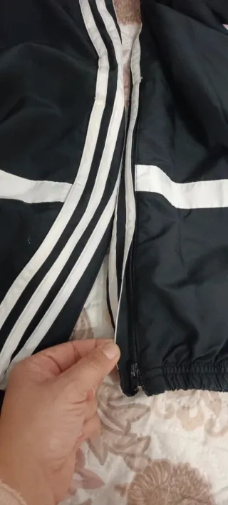 Pantalón Adidas Negro, con las típicas rayas later