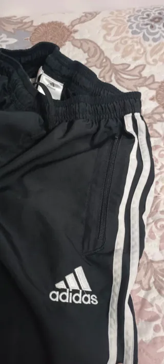 Pantalón Adidas Negro, con las típicas rayas later