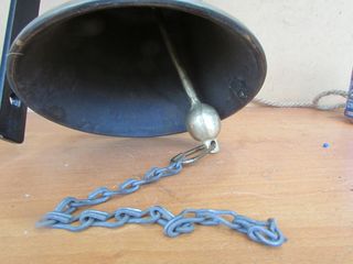 Campana de bronce y madera 37cm