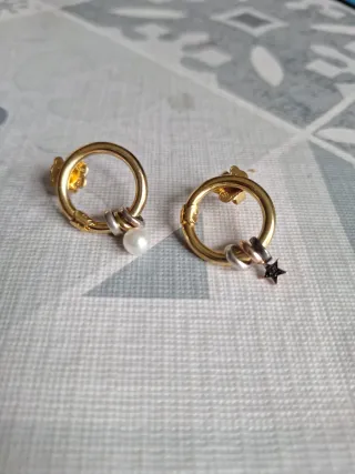 Pendientes Hold Tos dorados con colgantes