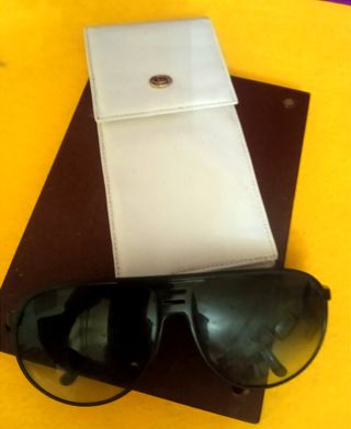 "FUNDA GAFAS POLIPIEL BLANCA VINTAGE CON BROCHE"