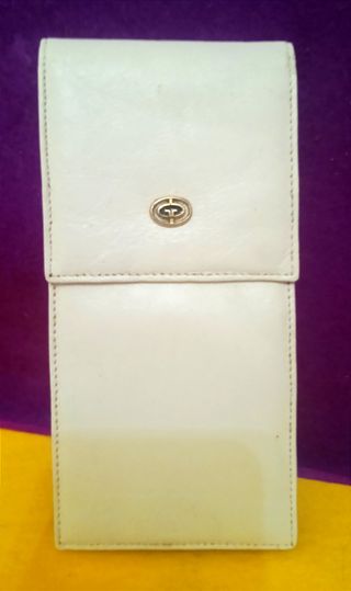 "FUNDA GAFAS POLIPIEL BLANCA VINTAGE CON BROCHE"