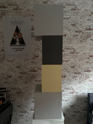 Cajoneras y estanterías grises