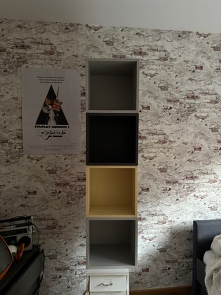 Cajoneras y estanterías grises