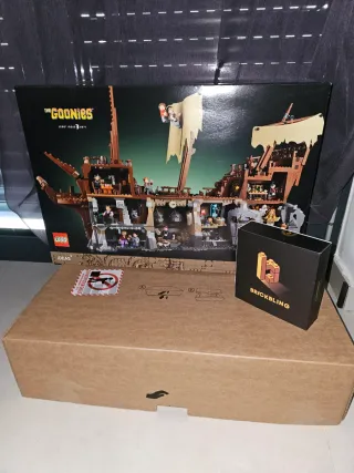 LEGO The Goonies 80s Ship + Luci BrickBling