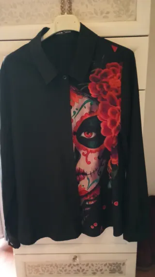 Camisa negra calavera mexicana flores