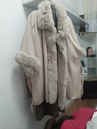 Capa beige con detalles de pelo