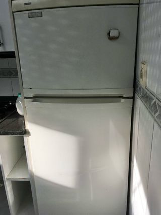 REGALO  Frigorífico Zanussi blanco.