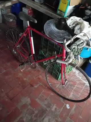 Bicicleta de carreras Peugeot roja