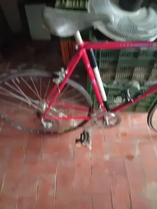 Bicicleta de carreras Peugeot roja