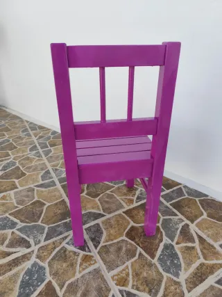 Sillita infantil violeta vintage fija de madera.