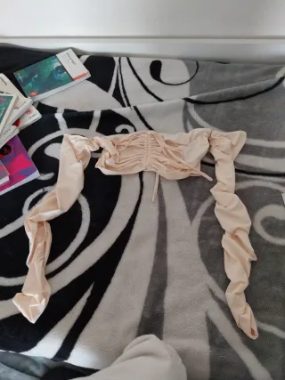 Top beige fruncido manga larga