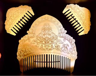 Peinetas nuevas, en oro, para fallera