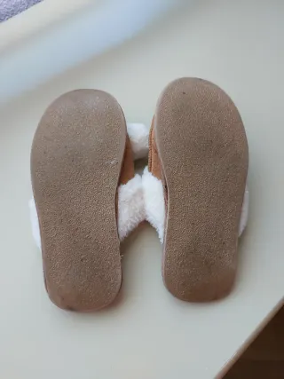 Zapatillas de casa con pompón y lazo