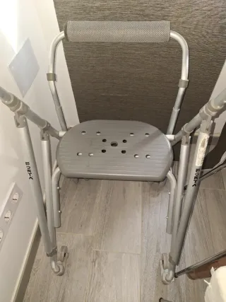 Andador con asiento y bolsa