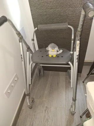 Andador con asiento y bolsa
